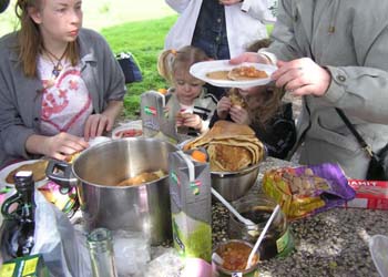 Варенья и сгущёнка,мёд. 
Потом селёдки был черёд 
И красной рыбы. 
Сметанка тоже,чтоб для мира- 
Все мины,танки-истребить! 